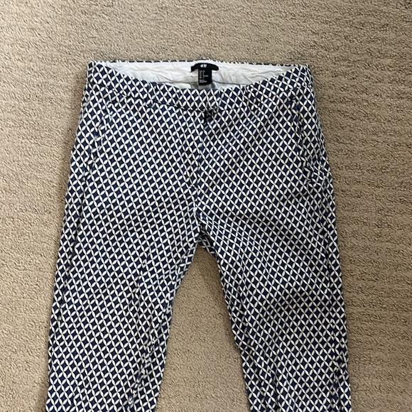 H&M geometric print blue and white printed trousers work cropped pants womens 6 - Picture 2 of 4